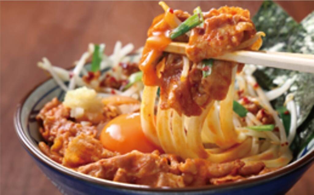 丸亀製麺、新メニュー「旨辛 肉盛りニラ玉ぶっかけうどん」発売、豚の旨辛炒め･注文ごとに素揚げするニラ&もやしをトッピング