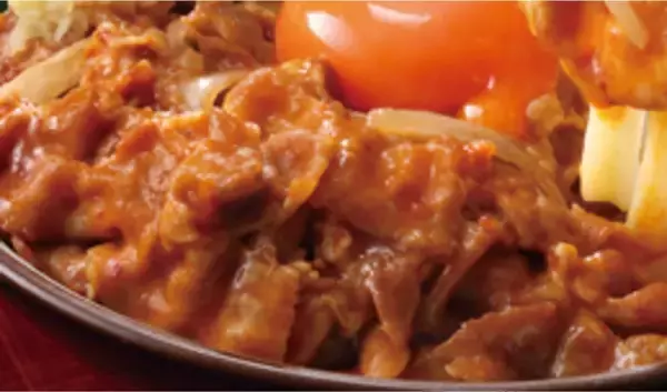 「丸亀製麺、新メニュー「旨辛 肉盛りニラ玉ぶっかけうどん」発売、豚の旨辛炒め･注文ごとに素揚げするニラ&もやしをトッピング」の画像