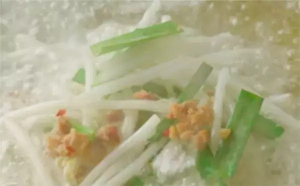 「丸亀製麺、新メニュー「旨辛 肉盛りニラ玉ぶっかけうどん」発売、豚の旨辛炒め･注文ごとに素揚げするニラ&もやしをトッピング」の画像