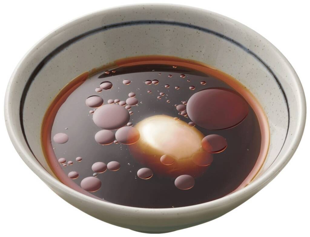 丸亀製麺、新メニュー「旨辛 肉盛りニラ玉ぶっかけうどん」発売、豚の旨辛炒め･注文ごとに素揚げするニラ&もやしをトッピング