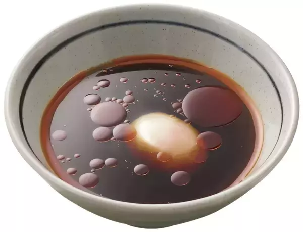 「丸亀製麺、新メニュー「旨辛 肉盛りニラ玉ぶっかけうどん」発売、豚の旨辛炒め･注文ごとに素揚げするニラ&もやしをトッピング」の画像