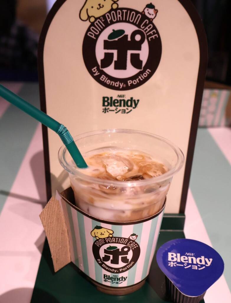 味の素AGF、「ブレンディ」ポーションで夏のアイス飲用提案　六本木でポムポムプリンコラボカフェ