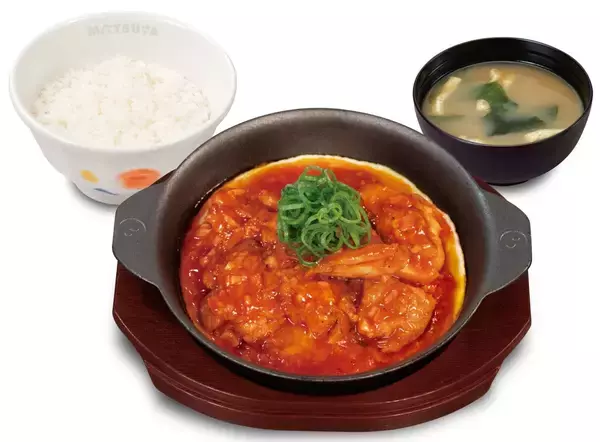 松屋、新作「ごろチキチリソース」発売　豆板醤のピリ辛ソースにふんわり玉子