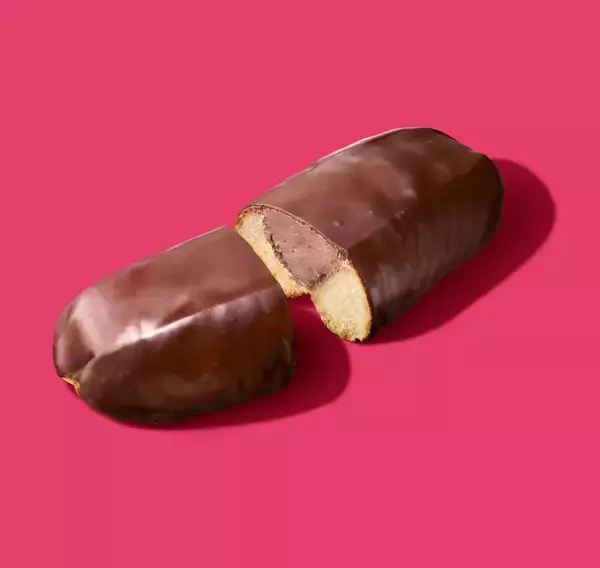 「本気のチョコがけパン」に新作、チョコホイップたっぷりの生コッペパン発売【ファミマ】