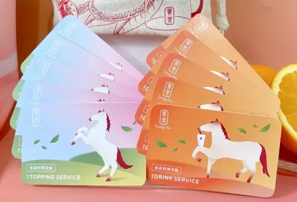 「【ゴンチャ】2026年の福袋、約5,850円相当のドリンク・トッピングチケットや限定マグ&ティーセット、初の雑貨系アイテムなどをセットに」の画像