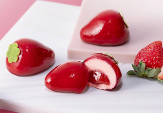 まるで苺な生ショコラケーキ『ストロベリーシーズン』、苺の生ショコラとソースを真っ赤なグラサージュで包んだ【バターステイツ by銀のぶどう】