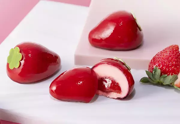 まるで苺な生ショコラケーキ『ストロベリーシーズン』、苺の生ショコラとソースを真っ赤なグラサージュで包んだ【バターステイツ by銀のぶどう】