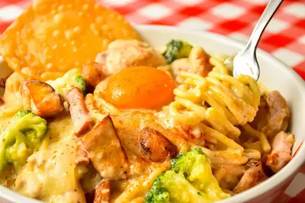 「大サイズは1kg超「にんにくとチーズの濃厚ソース シュクメルリ風パスタ」発売【スパゲッティーのパンチョ】」の画像