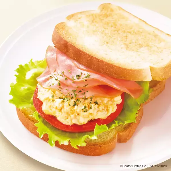 「ドトール、とろけるチーズ×ピリ辛マヨの「ホットモーニング スモークチキン&トマト」発売/「パリパリチョコキャラメルミルクレープ」も再発売」の画像