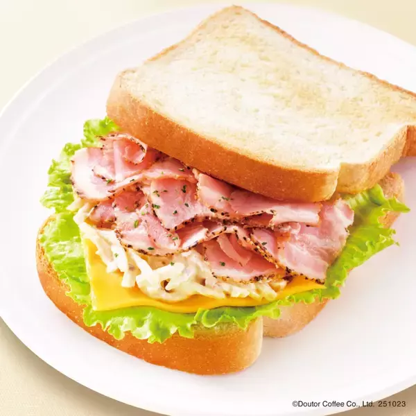 「ドトール、とろけるチーズ×ピリ辛マヨの「ホットモーニング スモークチキン&トマト」発売/「パリパリチョコキャラメルミルクレープ」も再発売」の画像