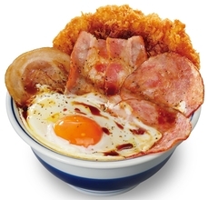 かつや“肉だらけ”メニュー登場、ロースカツ×チャーシュー×ベーコン×ソーセージ×目玉焼き