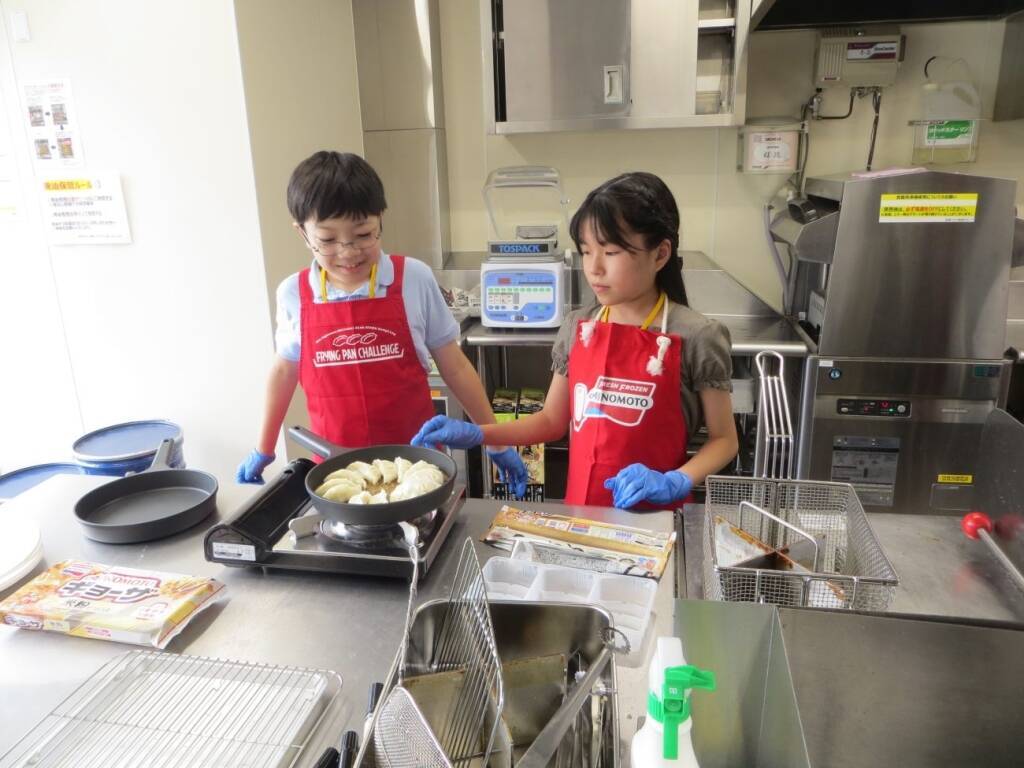 味の素冷凍食品、『アレハピ』の子ども記者たちを本社に招待 アレルギー配慮製品や各種取組みを紹介