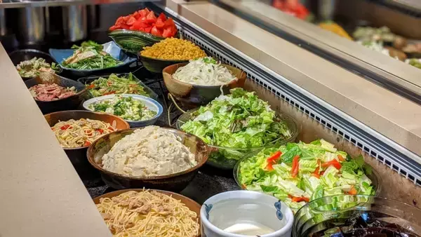 「【期間限定】ブロンコビリー「初春サラダバー」開始、ちらし寿司風サラダなど登場」の画像