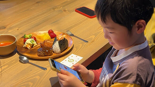 大塚製薬が食育ゲームアプリ「もぐもぐタウン」の配信開始、食事をカメラで撮って食材を学ぶ