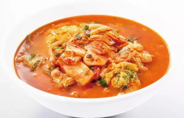 日高屋「チゲ味噌ラーメン」期間限定で今年も登場/ “秘伝の辛味噌”スープとリニューアルした太麺の組み合わせ