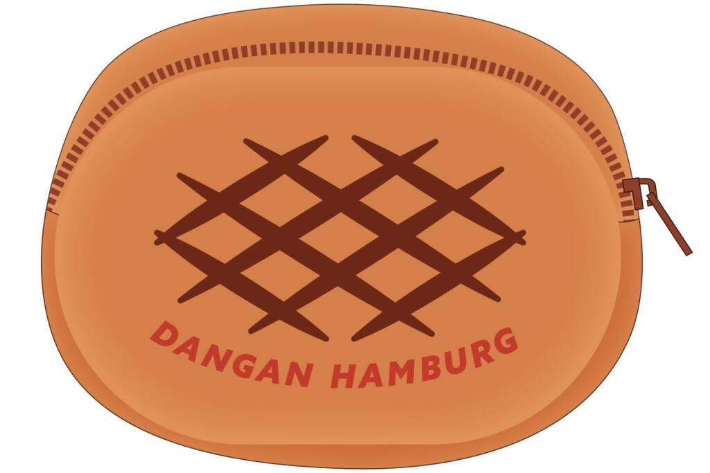 【トマオニ福袋2026】4,000円分クーポンと「弾丸ハンバーグ」のポーチ･クリアファイル･卓上加湿器のセットが税込3,000円