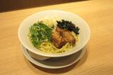 「丸源ラーメン、ボリューム満点の油そば再登場　熟成醤油の濃厚な味わい」の画像1