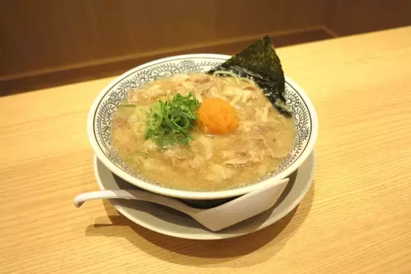 「丸源ラーメン、ボリューム満点の油そば再登場　熟成醤油の濃厚な味わい」の画像