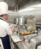 「ケンタッキー、全国1400店で生肉から一本一本調理　カーネルも認めた「日本のチキン」支える現場」の画像1
