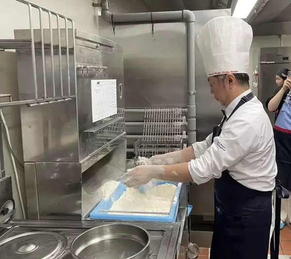 「ケンタッキー、全国1400店で生肉から一本一本調理　カーネルも認めた「日本のチキン」支える現場」の画像