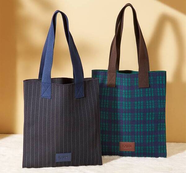 【カルディ】ニット素材のバッグに食品5点が入った「ウィンターバッグ」発売