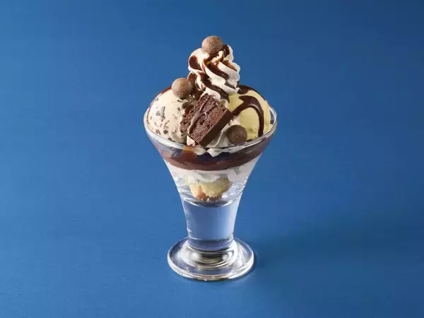 ココス『クッキー&クリームフェア』開催 / クッキーやマカロンを合わせたビッグパフェ、コーヒーゼリーを合わせたフラッペはテイクアウトも可能