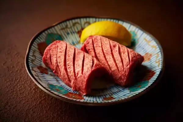 「厚切りタン1,399円→699円、特選和牛ハラミユッケ1,699円→849円、ハイボール90円（何杯でも）、人気焼肉店が半額祭開催【食事券の特典もあり】」の画像