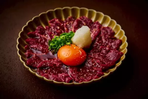 「厚切りタン1,399円→699円、特選和牛ハラミユッケ1,699円→849円、ハイボール90円（何杯でも）、人気焼肉店が半額祭開催【食事券の特典もあり】」の画像