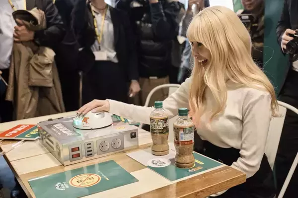 「サントリー食品、東京・原宿で“忖度禁止カフェ”をオープン、「クラフトボス 甘くないイタリアーノ」の“本音検証”」の画像