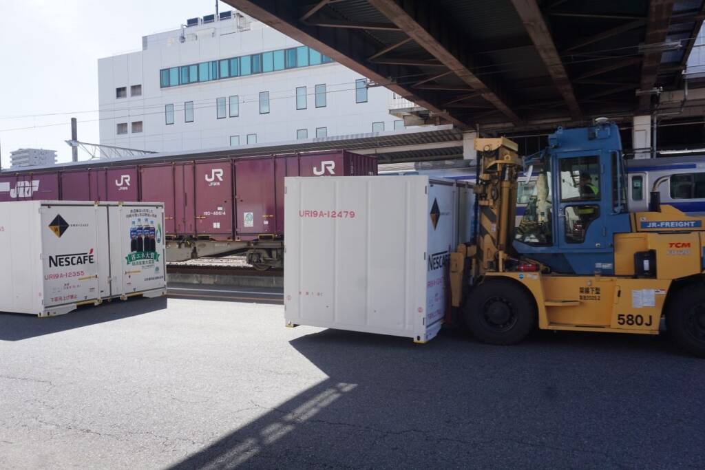 ネスレ日本、土浦発の貨物鉄道新ルート始動  JR貨物グループと連携し東北向けボトルコーヒー輸送を安定化