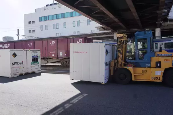 「ネスレ日本、土浦発の貨物鉄道新ルート始動  JR貨物グループと連携し東北向けボトルコーヒー輸送を安定化」の画像