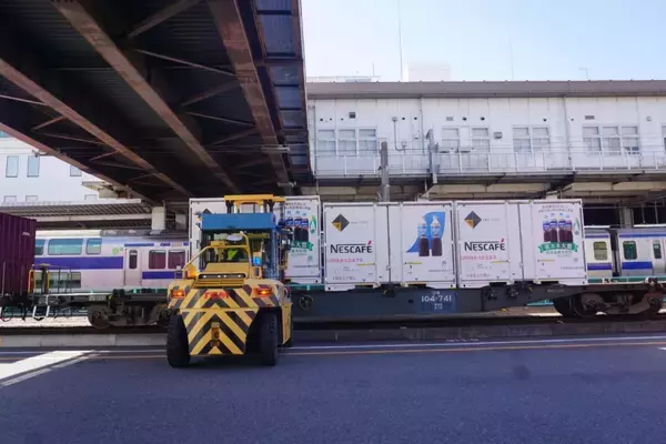 「ネスレ日本、土浦発の貨物鉄道新ルート始動  JR貨物グループと連携し東北向けボトルコーヒー輸送を安定化」の画像