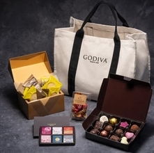 ゴディバ「2023 ブラックフライデー ハッピーバッグ」、ボックス型トートバッグにチョコレート・クッキーなど詰めた福袋、11月17日発売