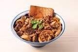 「牛丼と肉めしを一度に味わえる「牛丼肉めし」販売中　肉量「1.5倍」サイズも【肉めし岡もと】」の画像1