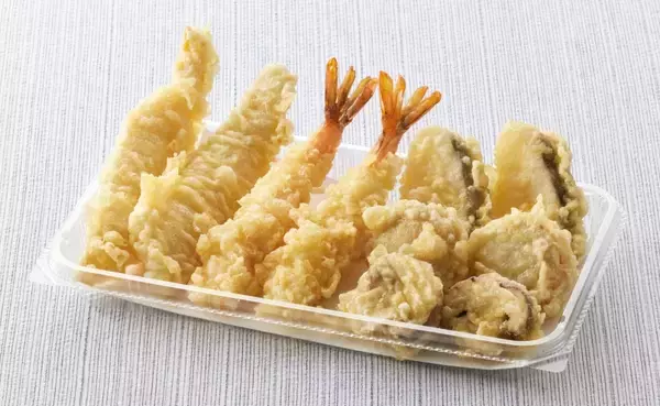 「【てんや 春の新メニュー】北海道産の帆立・宗八カレイ・真鱈・マッシュルーム・豚ロースの天ぷらが登場!たらの芽・ふきのとうなど春の旬菜天も期間限定で販売」の画像