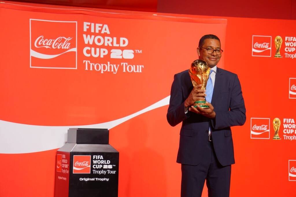 ワールドカップトロフィーを日本で披露、コカ・コーラ主催 JFA宮本会長とXGが登壇、専用機で来日