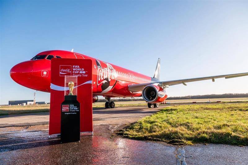 ワールドカップトロフィーを日本で披露、コカ・コーラ主催 JFA宮本会長とXGが登壇、専用機で来日