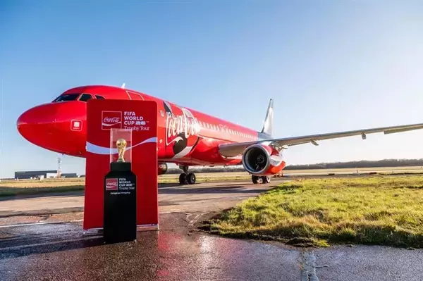 「ワールドカップトロフィーを日本で披露、コカ・コーラ主催 JFA宮本会長とXGが登壇、専用機で来日」の画像