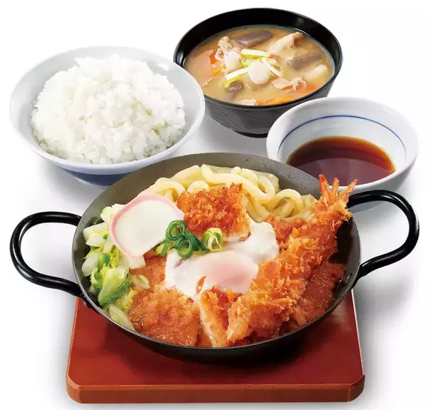 かつや、鉄鍋で提供する新作「鍋焼きカツ煮定食」登場　うどん入りで〆まで楽しめる