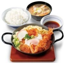 かつや、鉄鍋で提供する新作「鍋焼きカツ煮定食」登場　うどん入りで〆まで楽しめる