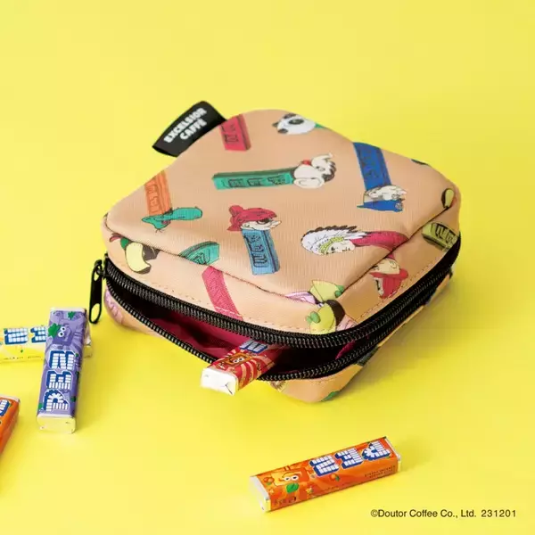 「エクセルシオールカフェ「2024HAPPY BAG」発売、2024福袋はキャンディ“PEZ(ペッツ)”コラボ、バッグ･ポーチ、コーヒー、カフェラテチケットをセットに/ドトールコーヒー」の画像