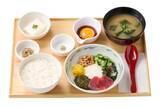 「やよい軒、愛媛県産アカモク使用の「ねばとろ定食」発売 / とり天、ほっけ、明太子との相性も良い定食」の画像1
