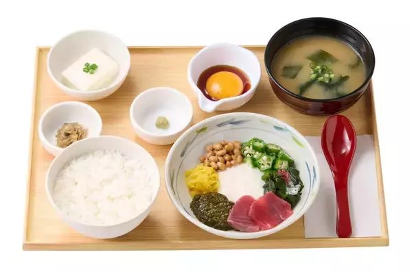 やよい軒、愛媛県産アカモク使用の「ねばとろ定食」発売 / とり天、ほっけ、明太子との相性も良い定食