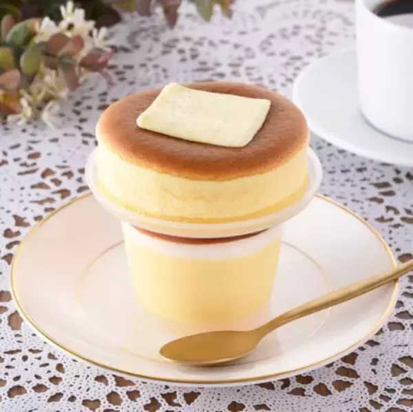 「ファミマ「ホットケーキなスフレプリン」全国発売、“まるでホットケーキ!?”スフレプリンフェスティバル優勝スイーツ/ファミリーマート」の画像