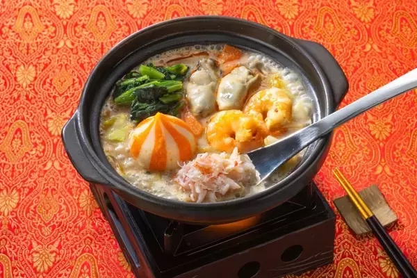 「【バーミヤン】年末年始限定「麻辣鍋」は本ずわい蟹を使った海鮮･蒸し鶏･豚の全3種、卓上コンロで最後まで熱々のまま食べられる」の画像