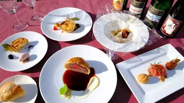 北海道のぶどう畑で北海道産ワインとコース料理を味わう「ぶどう畑でレストラン2023」