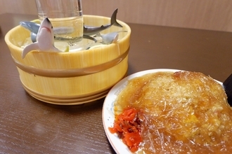 【静岡県熱海市】熱海飯店が、公開に向けて期待が高まる「温泉シャーク」とのコラボメニュー2種を発売