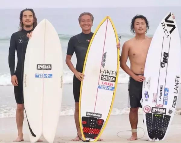 世界溺水防止デーにスポタカ専属サーファーが「＃サンダルバイバイ」で溺水防止啓発！