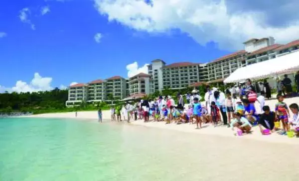 【沖縄県名護市】ザ・ブセナテラス前のブセナビーチで、毎年恒例の「タマンの稚魚放流イベント」開催！