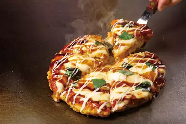 「千房」から、PIZZA-LA監修の本格ピザ風お好み焼「マルゲリータ風お好み焼」が登場
